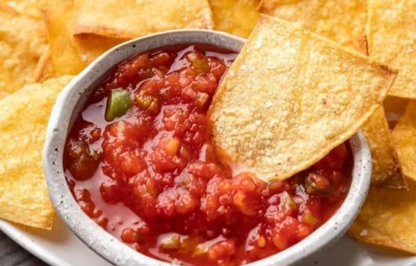 Corn chips and salsa