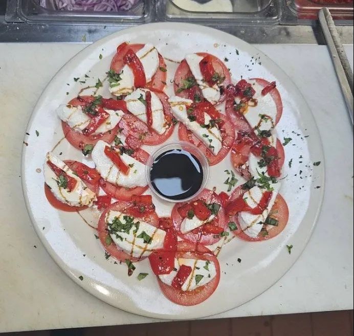 Tomato Fresh Mozz & Roasted Pep Salad