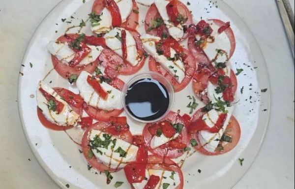 Tomato Fresh Mozz & Roasted Pep Salad